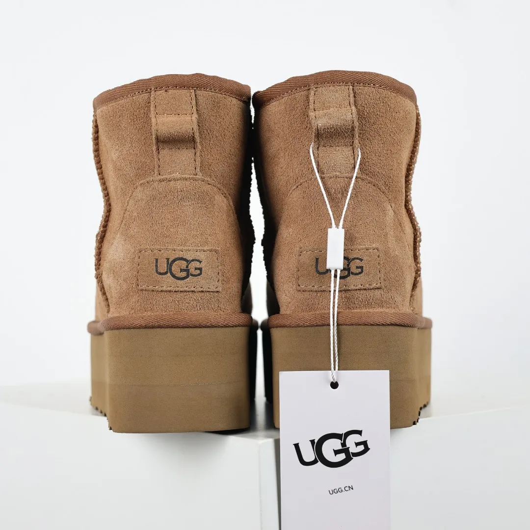 Pick up locally 💰580 Core recommended good price It is a very suitable choice for home furnishings. In the new year, uug launched a series of styles, which are partial to the preferences of young consumers and have also moved to the forefront of fashion trends. Shoe body material: water-repellent coated suede upper, 17 mm UGGPURE™ implantable wool insole, lightweight non-slip and comfortable rubber outsole, with brand LOGO and trademark, with full packaging Size: 35 36 37 38 39 40